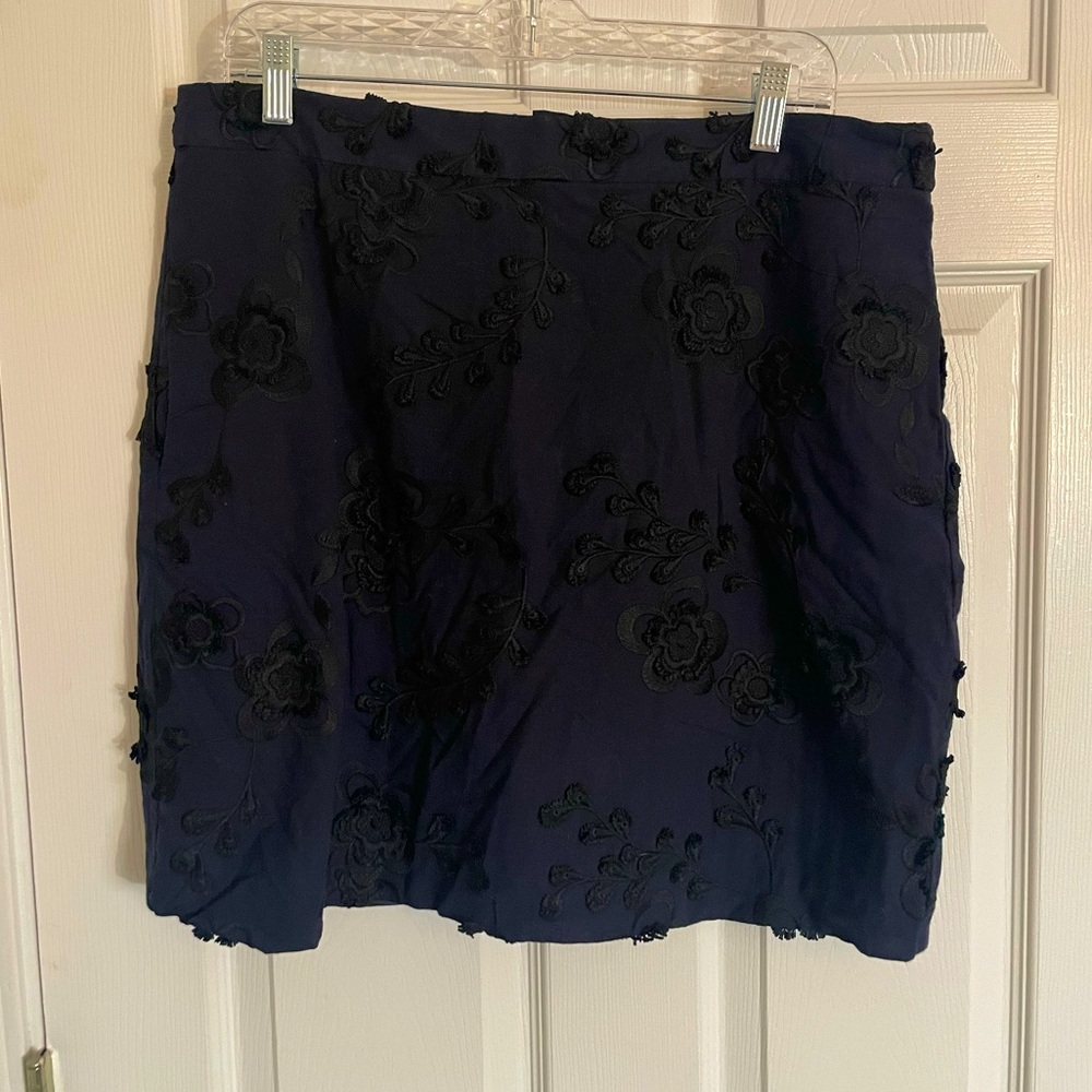 NWT Banana Republic navy and black floral embroidered skirt